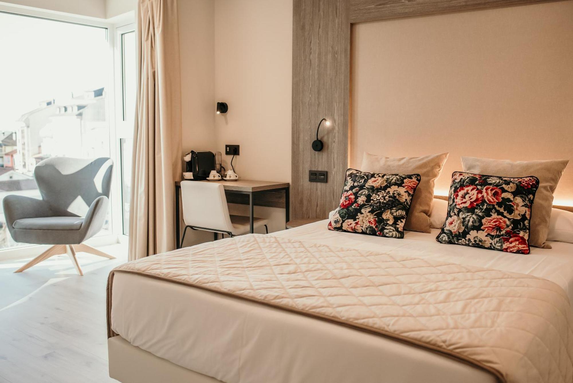 Hotel Lux Melide Kültér fotó
